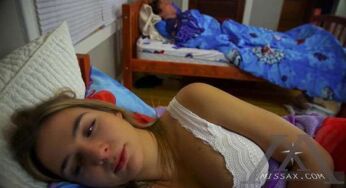Yatağında Porno Seyrederken Abisine Yakalanıyor
