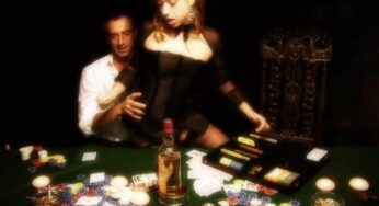 Poker masasının üstünde üç deliğe aynı anda abanıyorlar