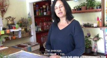 Çiçekçide dev memeli çek milf paraya amını sunuyor